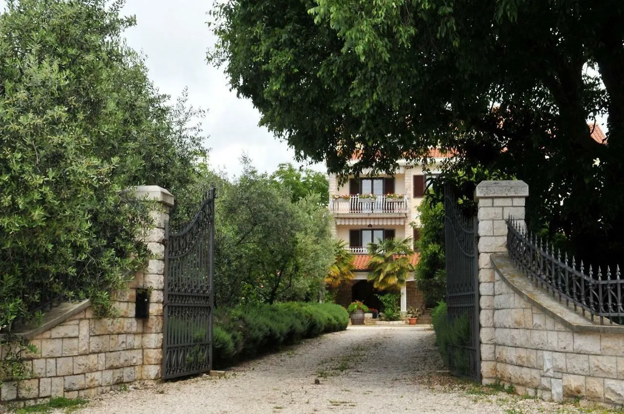 Gasthof Hotel Haus Liliana Tar-Vabriga